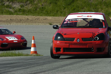 Martin Clausen og hans makker Ulrik Larsen formåede i deres Renault Clio at holde Ferrarierne og alle de øvrige konkurrenter bag sig, så de vandt første afdeling af Danish Endurance Championship.